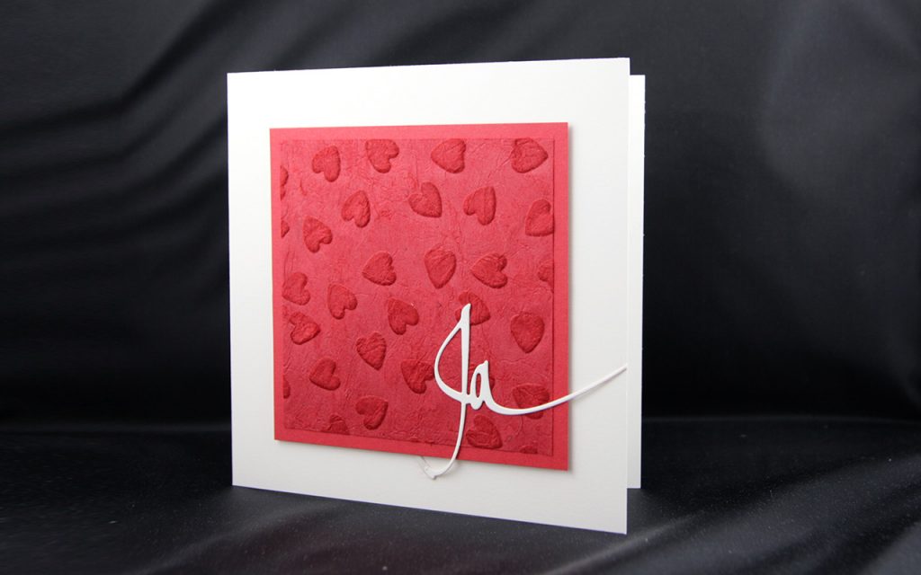 Hochzeitskarte mit roten Herzen